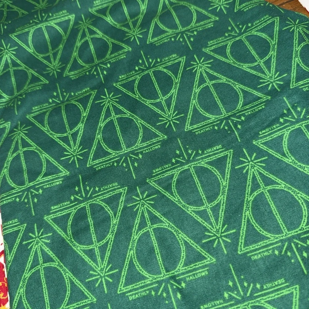 Harry‎ Potter Gryffindor And Deathly Hallows Fabric Pieces 25